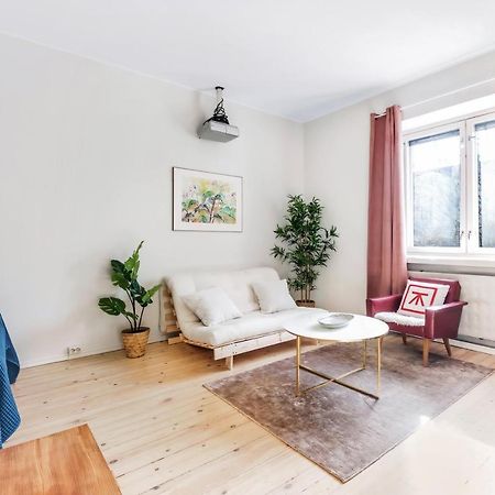 Wehost Modern Kitchen Studio With Bright Colours Apartamento Helsínquia Exterior foto